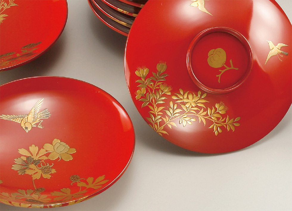 蒔絵で、四季の草花に、雉や雀、鷺といった鳥を組み合わせた花鳥の図案を表す