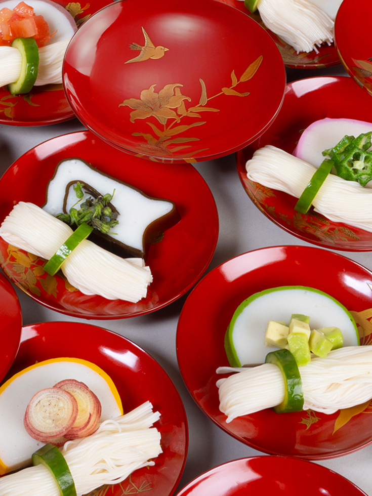 献立：素麺と蒲鉾、薬味などを添えて