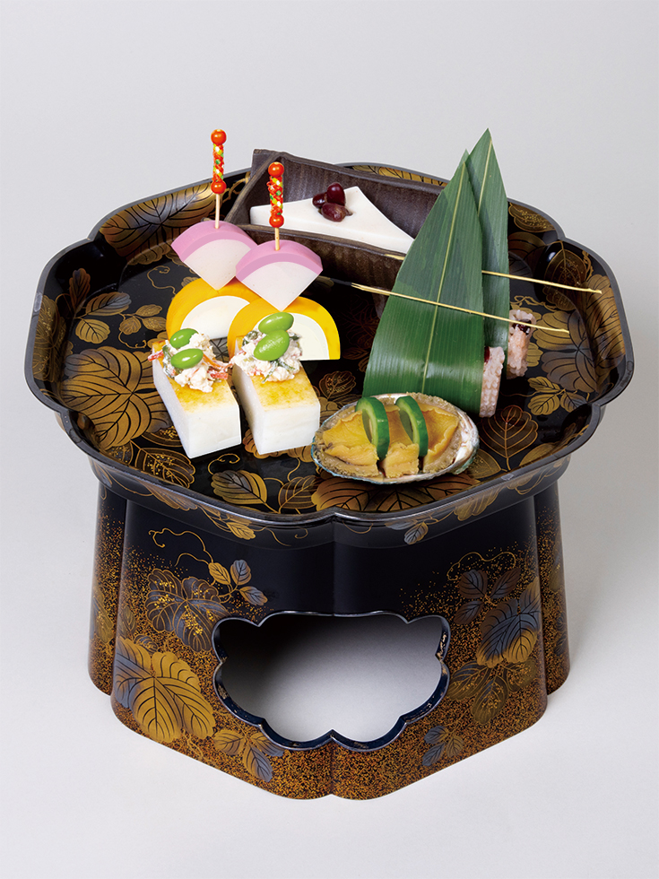 献立：上から時計回りに、水無月豆腐、赤飯、常節、くろべ蒲鉾の白和え乗せ、紅蒲鉾と錦玉子