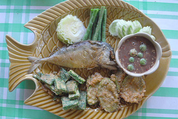 タイのナムプリックという一般的な料理。このたれ(ディップ)が塩辛をベースにトウガラシや柑橘の汁などで作られたもの。このたれをココナツミルクで煮込み、具を加えたらタイカレー。